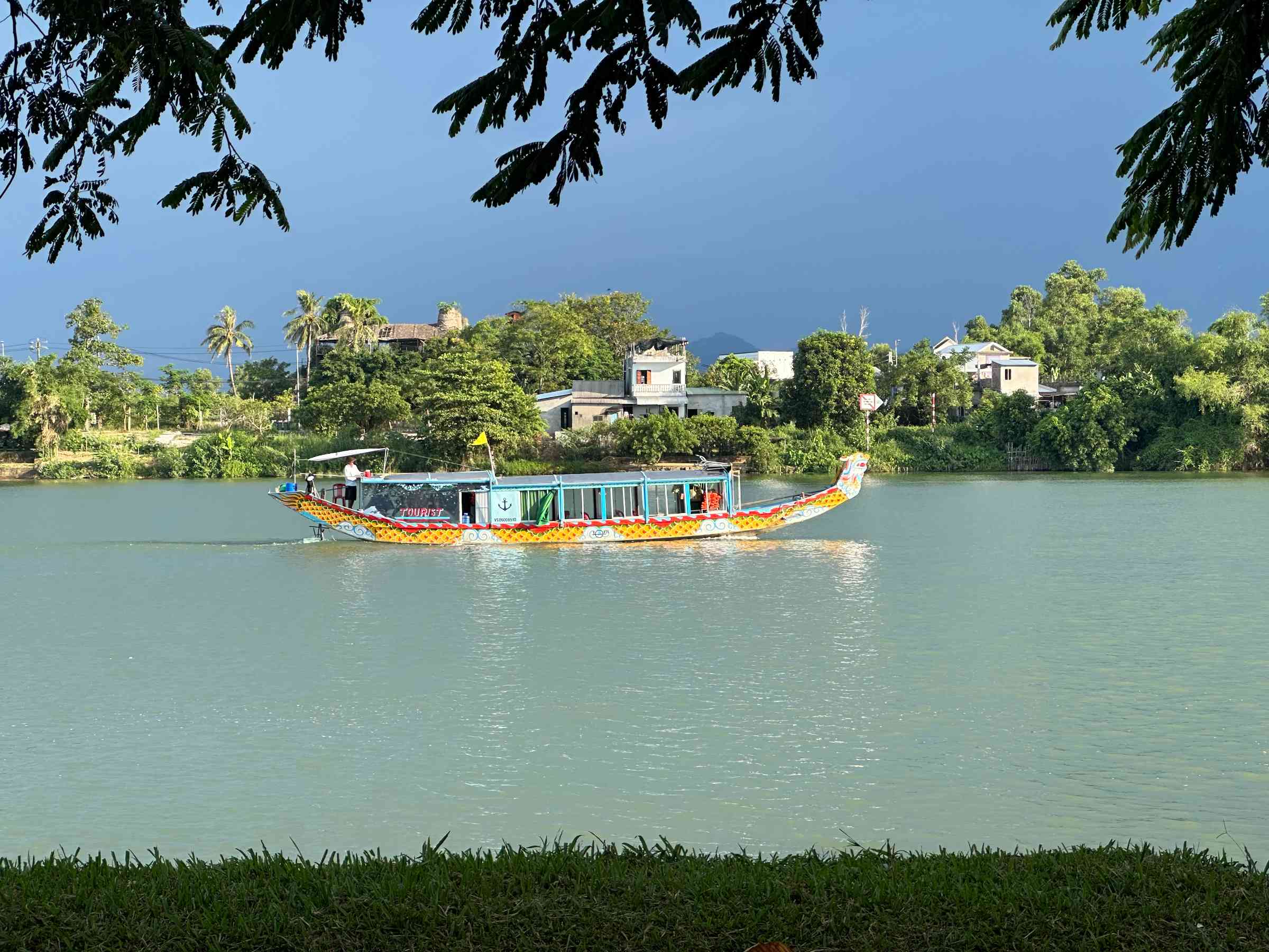 Một ngày ở Huế: Khi cuối tuần trôi chậm như một dòng sông